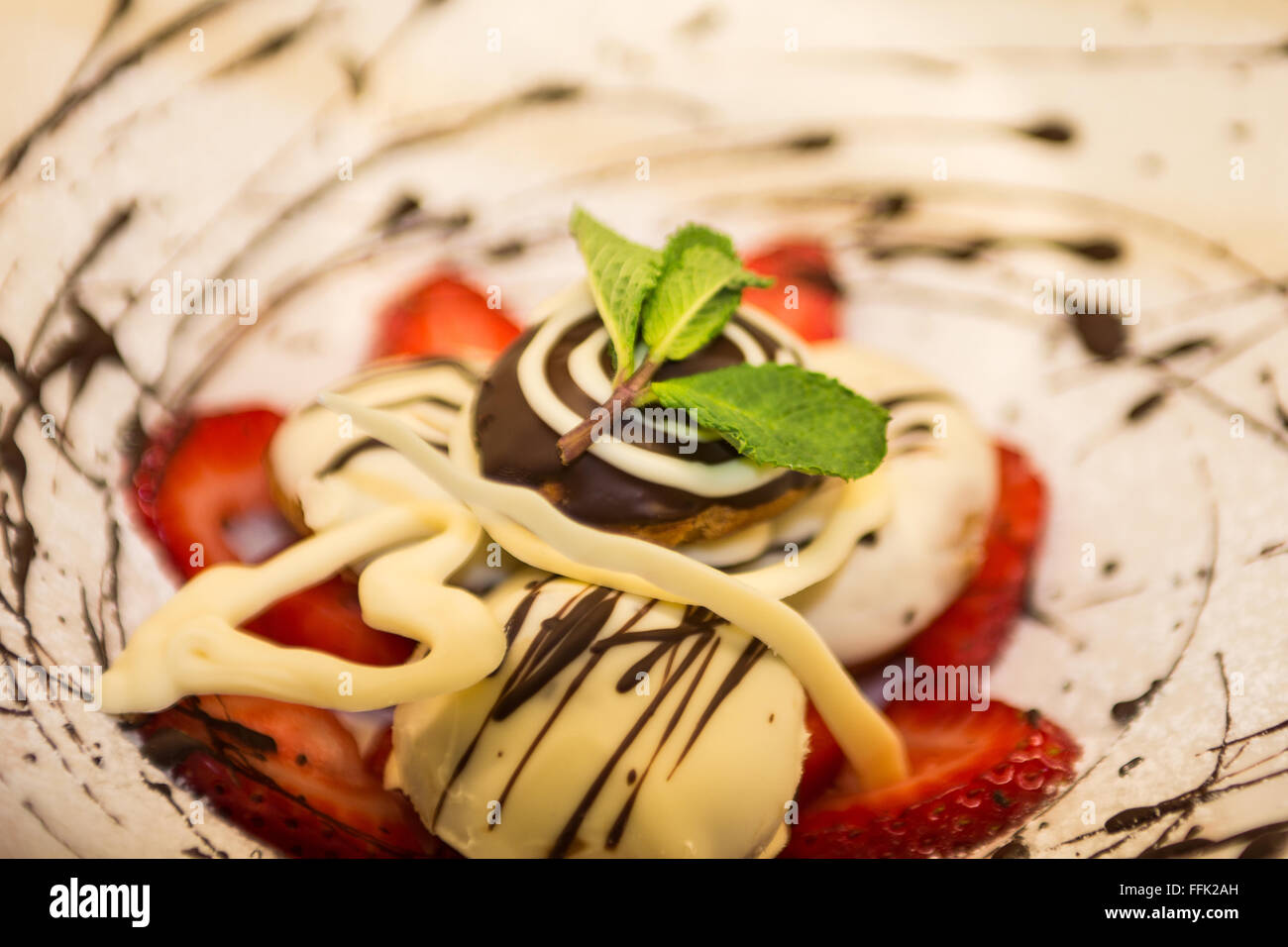 Fragole e cioccolato bianco deserto Foto Stock
