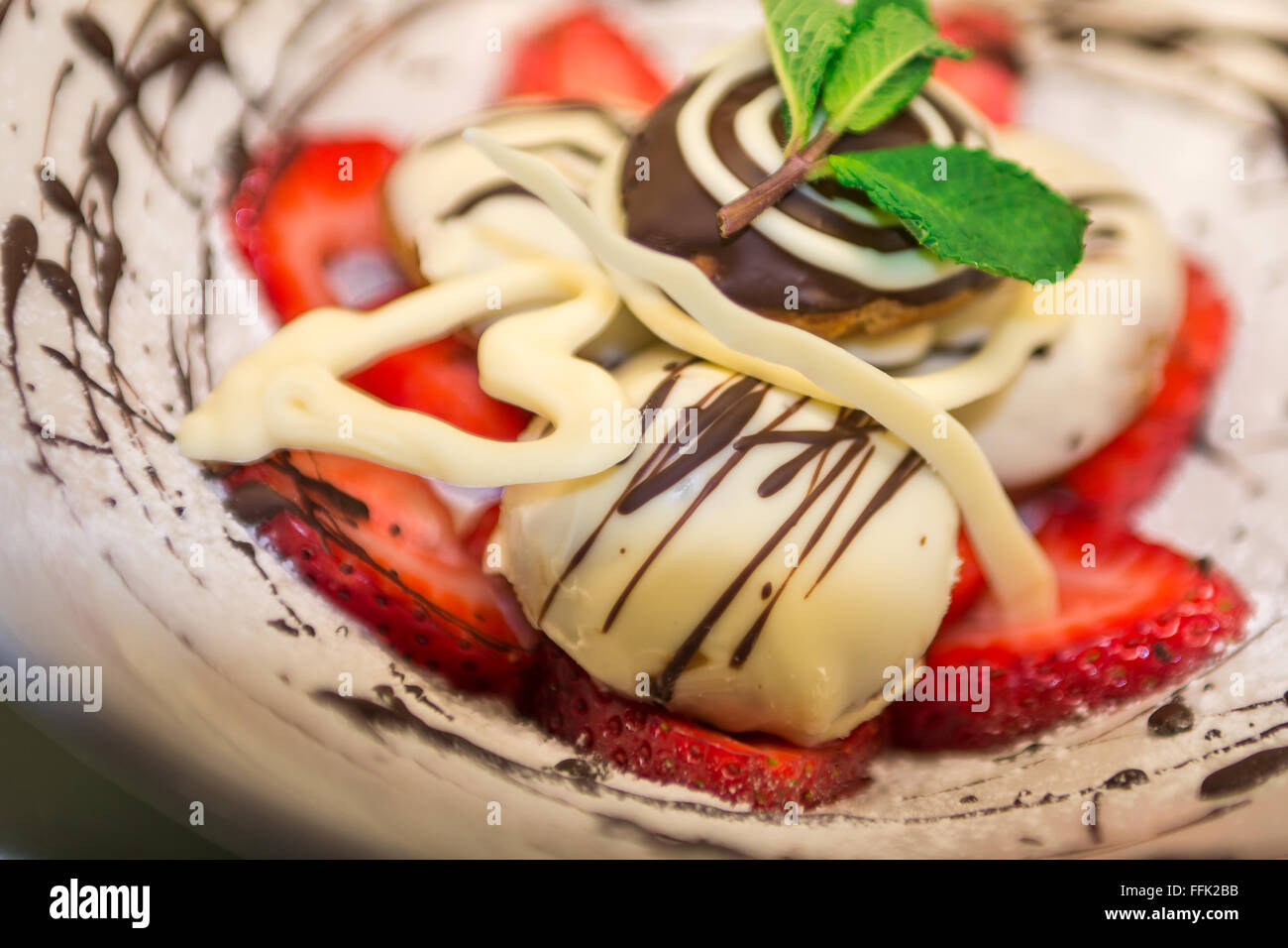 Fragole e cioccolato bianco deserto Foto Stock