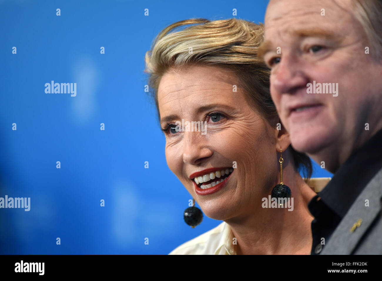 Berlino, Germania. 15 Feb, 2016. 66° Festival Internazionale del Cinema di Berlino, Germania, 15 febbraio 2016. Foto chiamata 'Jeder stirbt fuer sich allein' ('Alone in Berlin"): British attrice Emma Thompson (L) e l'attore Brendan Gleeson. Il film è presentato in concorso ufficiale del programma al 'Berlinale' che corre dal 11 al 21 febbraio. Foto: KAY NIETFELD/dpa/Alamy Live News Foto Stock