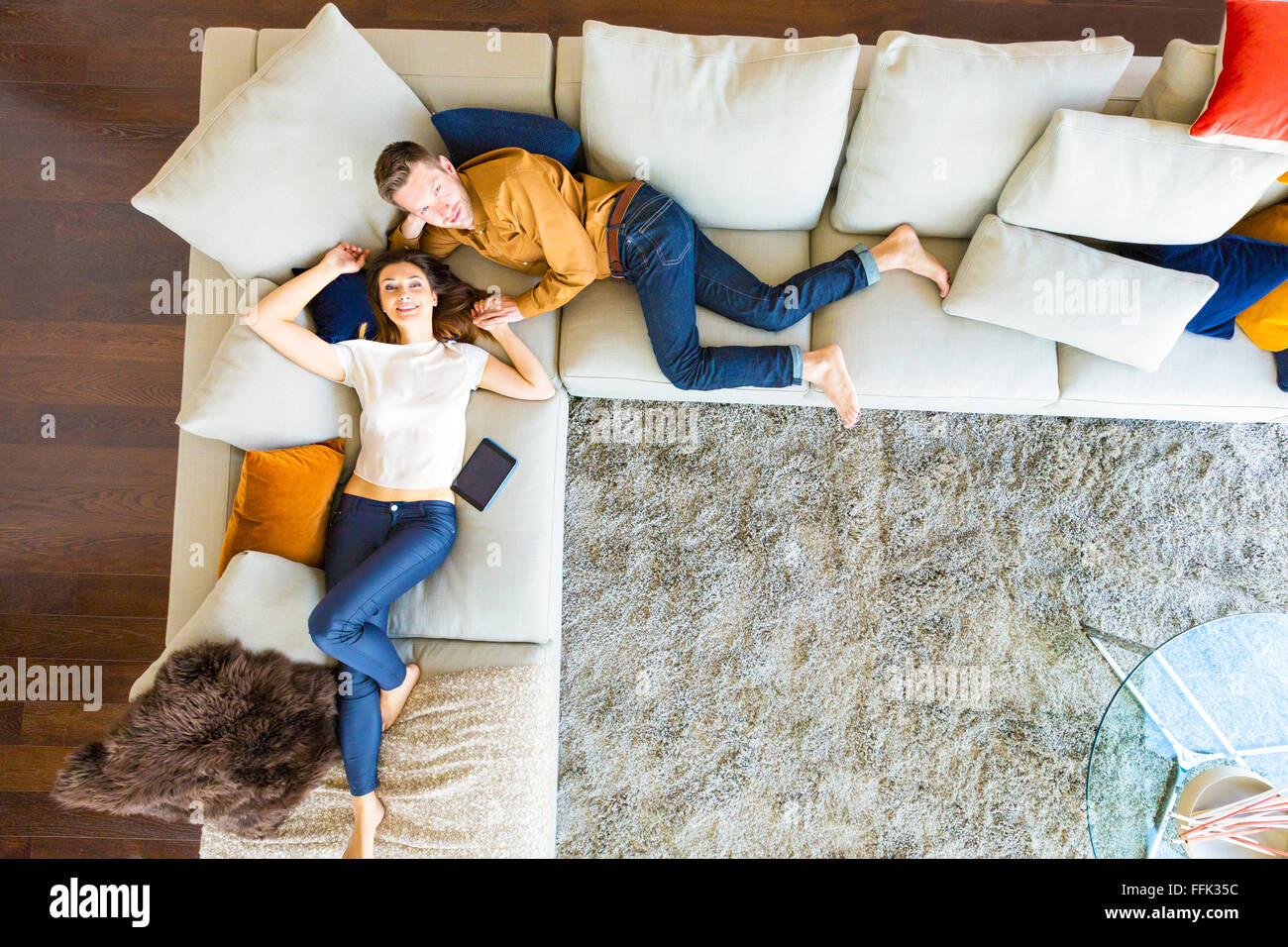Giovane rilassante in moderno appartamento Foto Stock