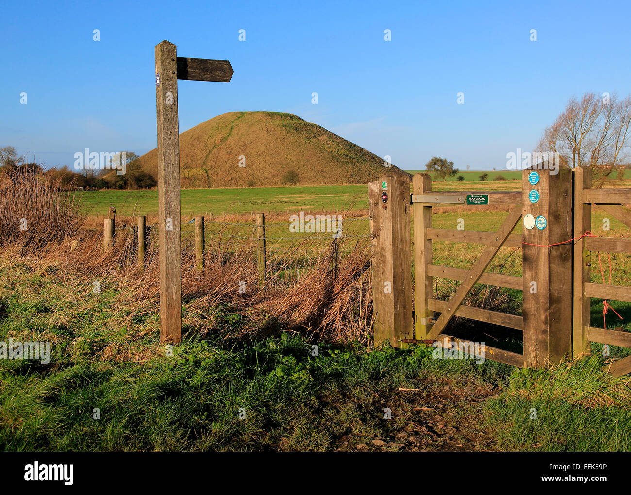 Silbury Hill sito neolitico Wiltshire, Inghilterra, Regno Unito è la più grande manmade struttura preistorica in Europa Foto Stock