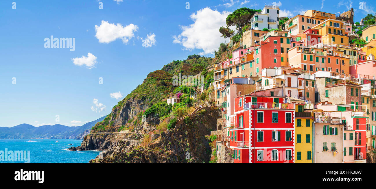 Architettura degli edifici in Cinque Terre - cinque terre ,a Riomaggiore village, una delle attrazione più popolare nel mondo. Foto Stock