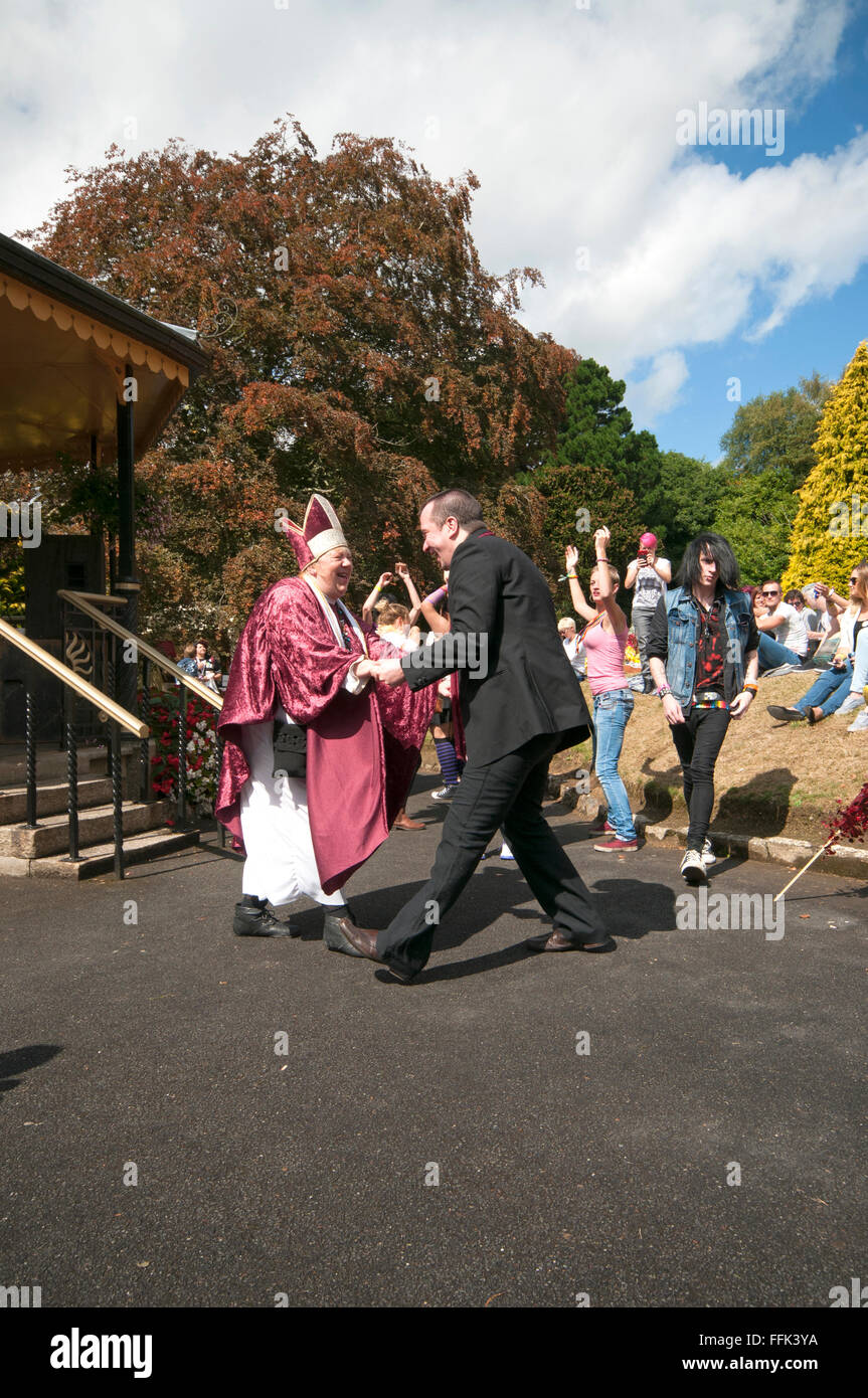 Un giovane vestito come Vescovo e Vicario di danzare al Gay Pride Festival in Truro, Cornwall Foto Stock