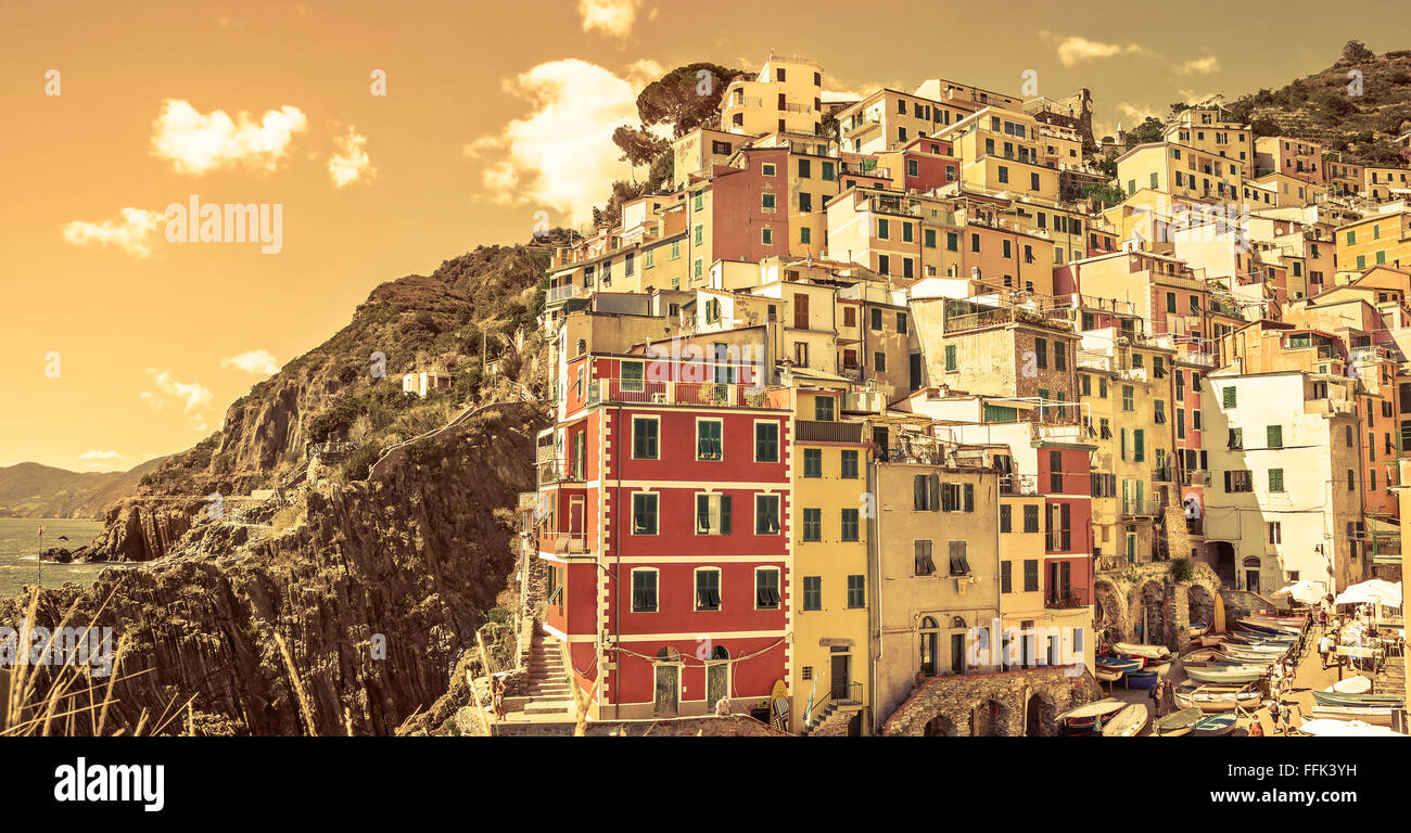 Architettura degli edifici in Cinque Terre - cinque terre ,a Riomaggiore village, una delle attrazione più popolare nel mondo. Foto Stock