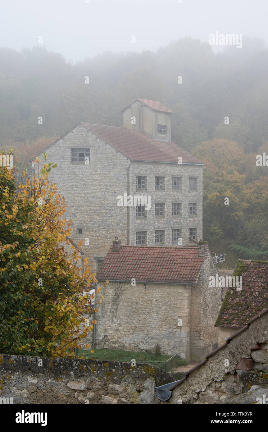 Vecchia fabbrica abbandonati in Theuville, Val d'Oise, Francia su un nebbioso giorno Foto Stock