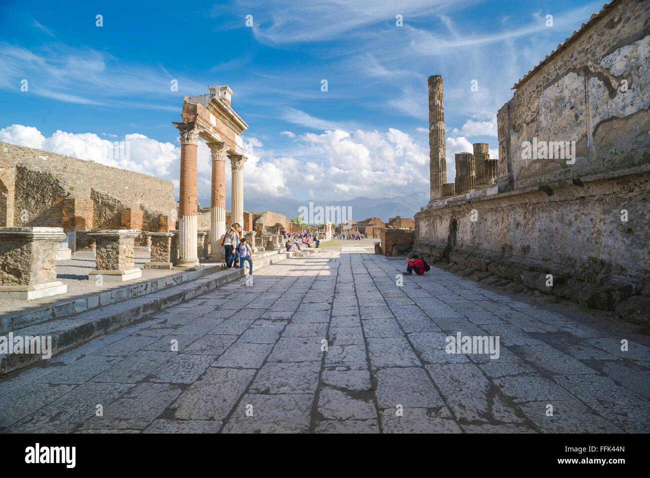 Pompei forum, un gruppo di turisti posano per una foto nel forum nelle antiche rovine di una città di Pompei, Italia. Foto Stock