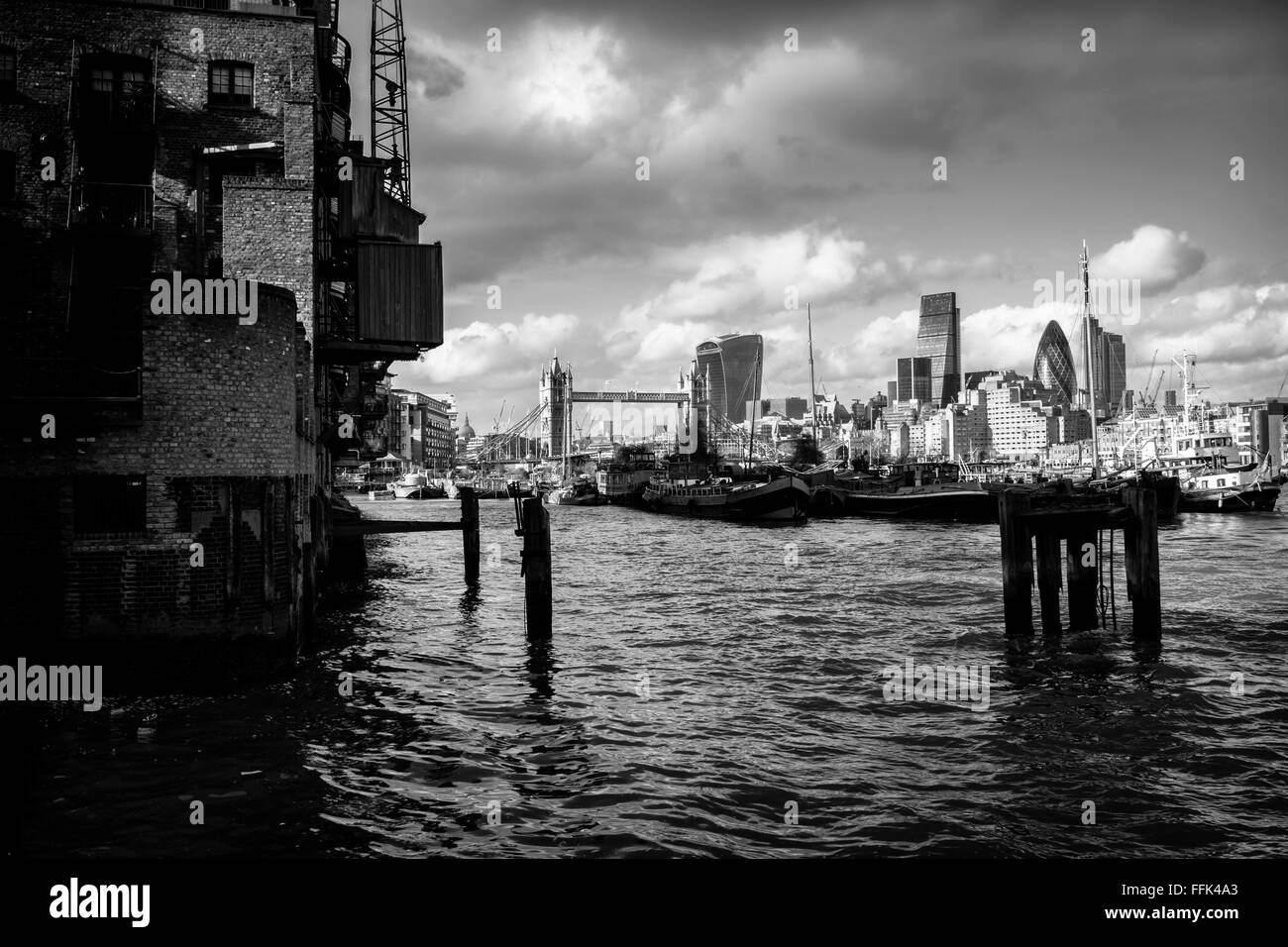 In bianco e nero di Londra: il fiume Tamigi e la City di Londra vista da Bermondsey parete ovest. Foto Stock