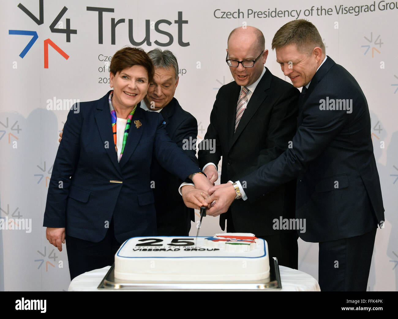 Praga, Repubblica Ceca. 15 Feb, 2016. Da sinistra: il primo ministro della Polonia Beata Szydlo, Primo Ministro di Ungheria Viktor Orban, primo ministro ceco Bohuslav Sobotka e del Primo ministro slovacco Robert Fico pongono prima del loro incontro a Praga, lunedì 15 febbraio, 2016. Il vertice straordinario di Repubblica Ceca, Ungheria, Polonia e Slovacchia (V4) sulla migrazione sarà assistito dal Primo ministro bulgaro Boyko Borisov e Presidente macedone Gjorge Ivanov a Praga più tardi il lunedì. Credito: Katerina Sulova/CTK foto/Alamy Live News Foto Stock