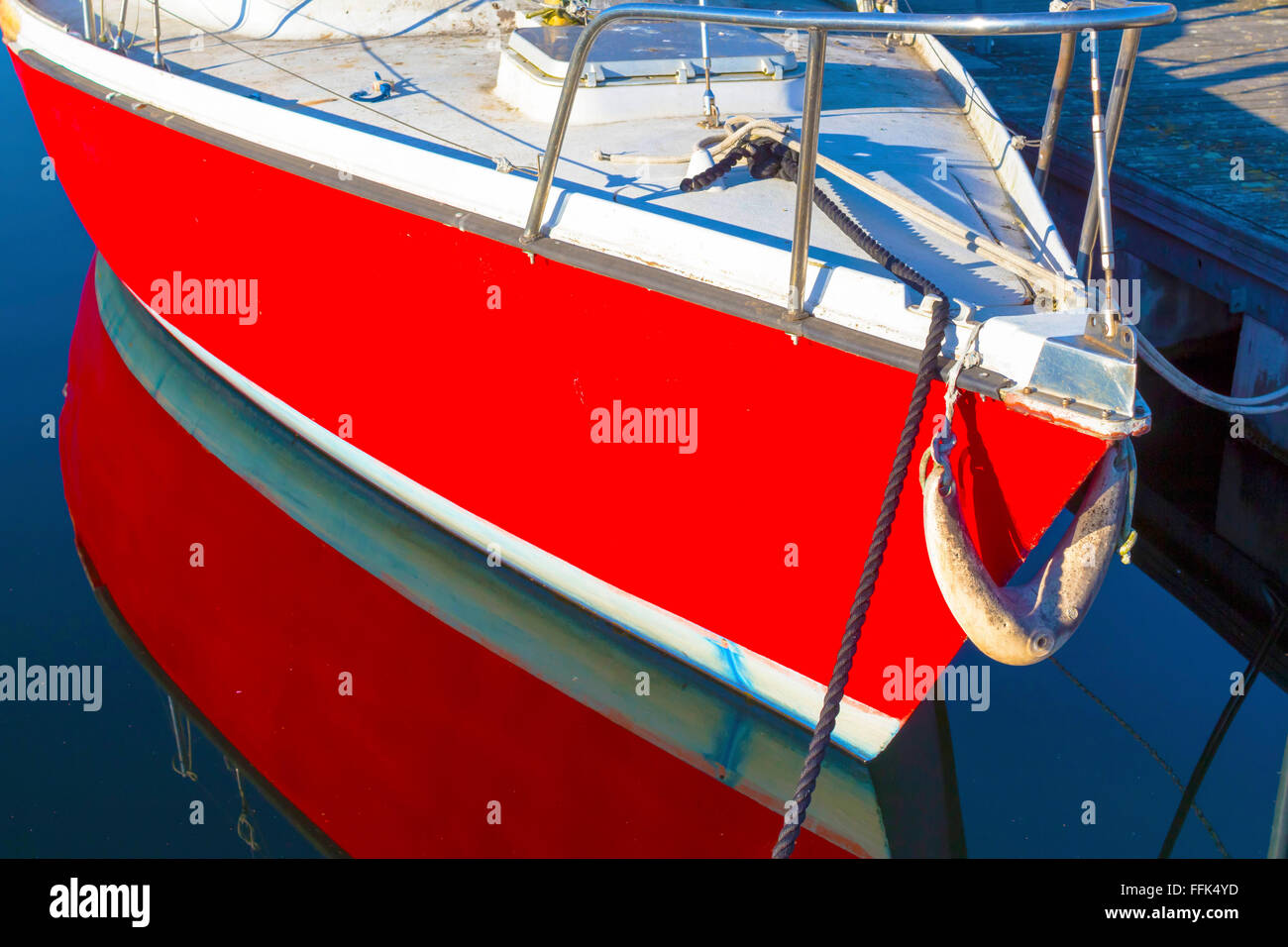 Riflessioni sull'acqua di una barca a vela sul lago Foto Stock