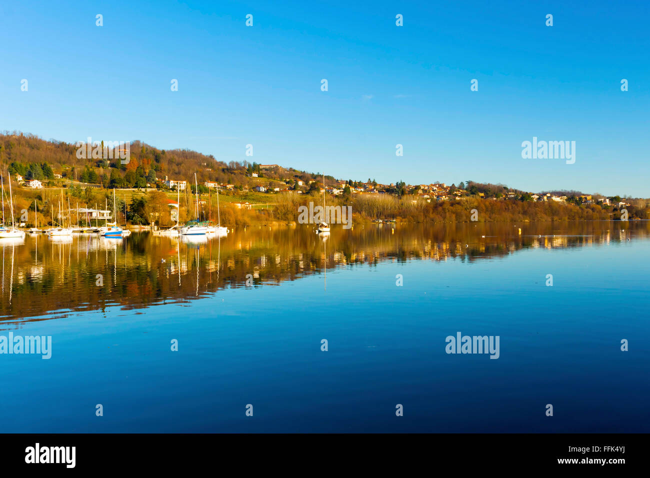 Il lago con il cielo azzurro e riflessi sull'acqua Foto Stock