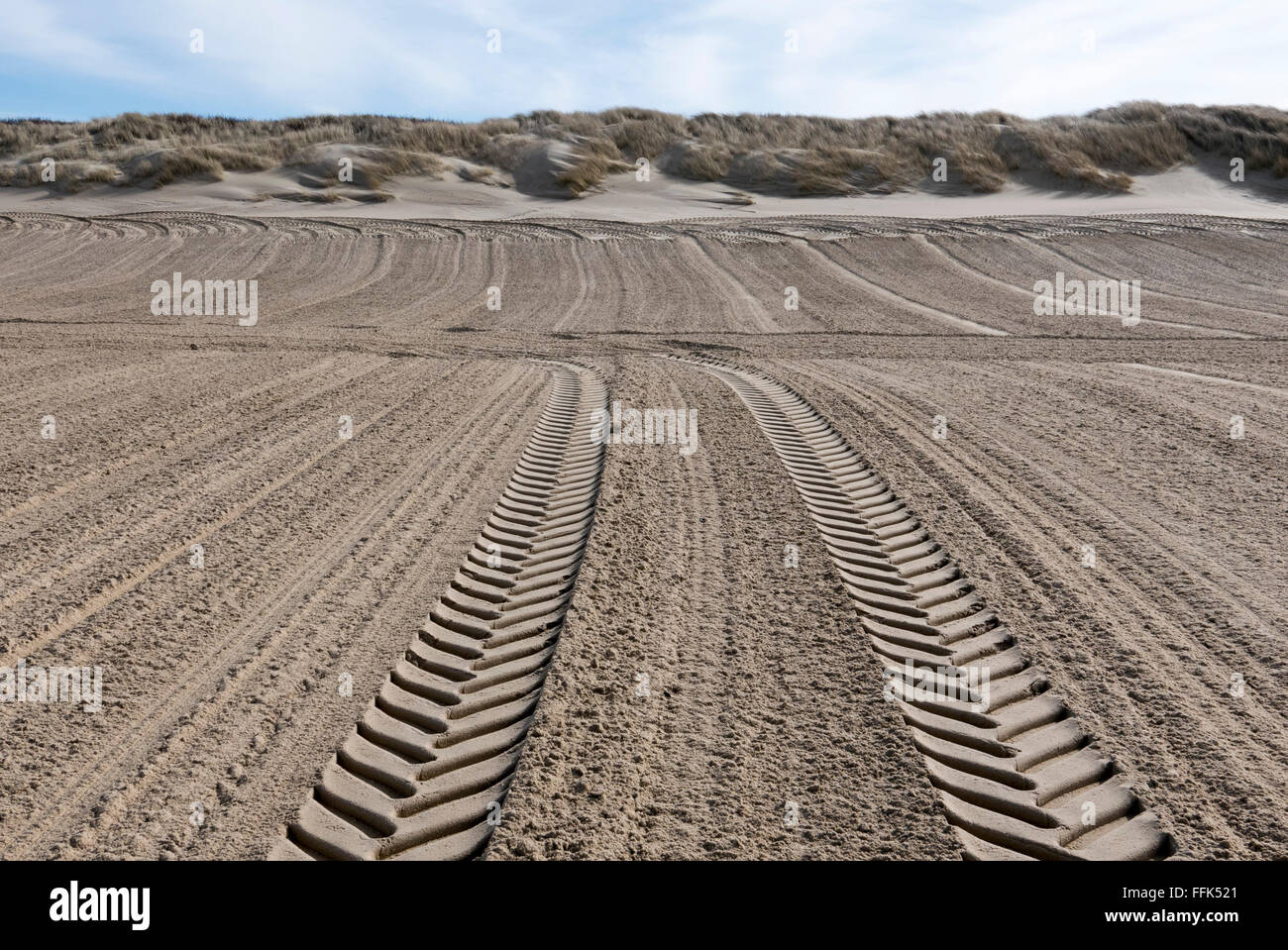 Tracce di pneumatici in sabbia, spiaggia sabbiosa, Domburg, costa del Mare del Nord, Zeeland, Paesi Bassi Foto Stock