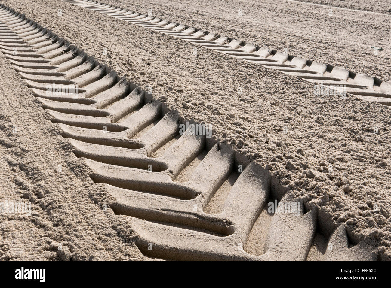 Tracce di pneumatici in sabbia, spiaggia sabbiosa, Domburg, costa del Mare del Nord, Zeeland, Paesi Bassi Foto Stock