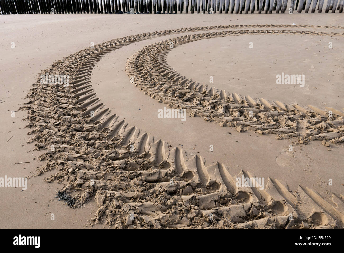 Tracce di pneumatici in sabbia, Westkapelle vicino a Domburg, costa del Mare del Nord, Zeeland, Paesi Bassi Foto Stock