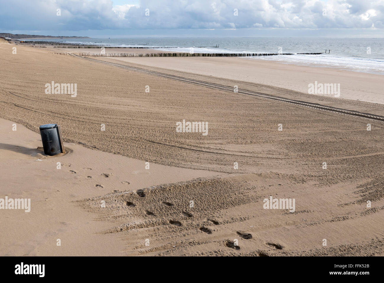 Piedi stampe in sabbia, Westkapelle vicino a Domburg, costa del Mare del Nord, Zeeland, Paesi Bassi Foto Stock