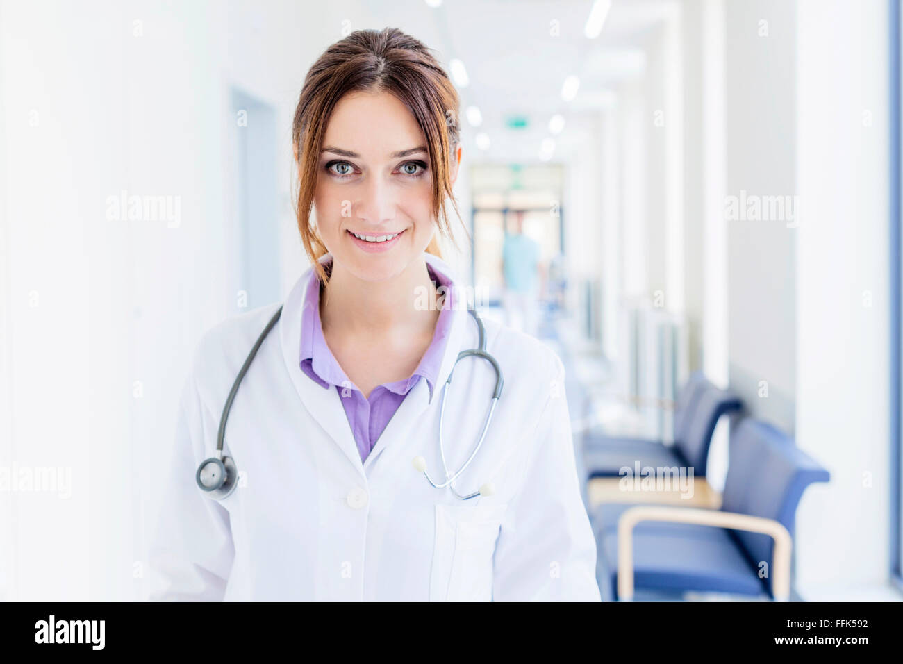 Ritratto di donna medico in ospedale Foto Stock