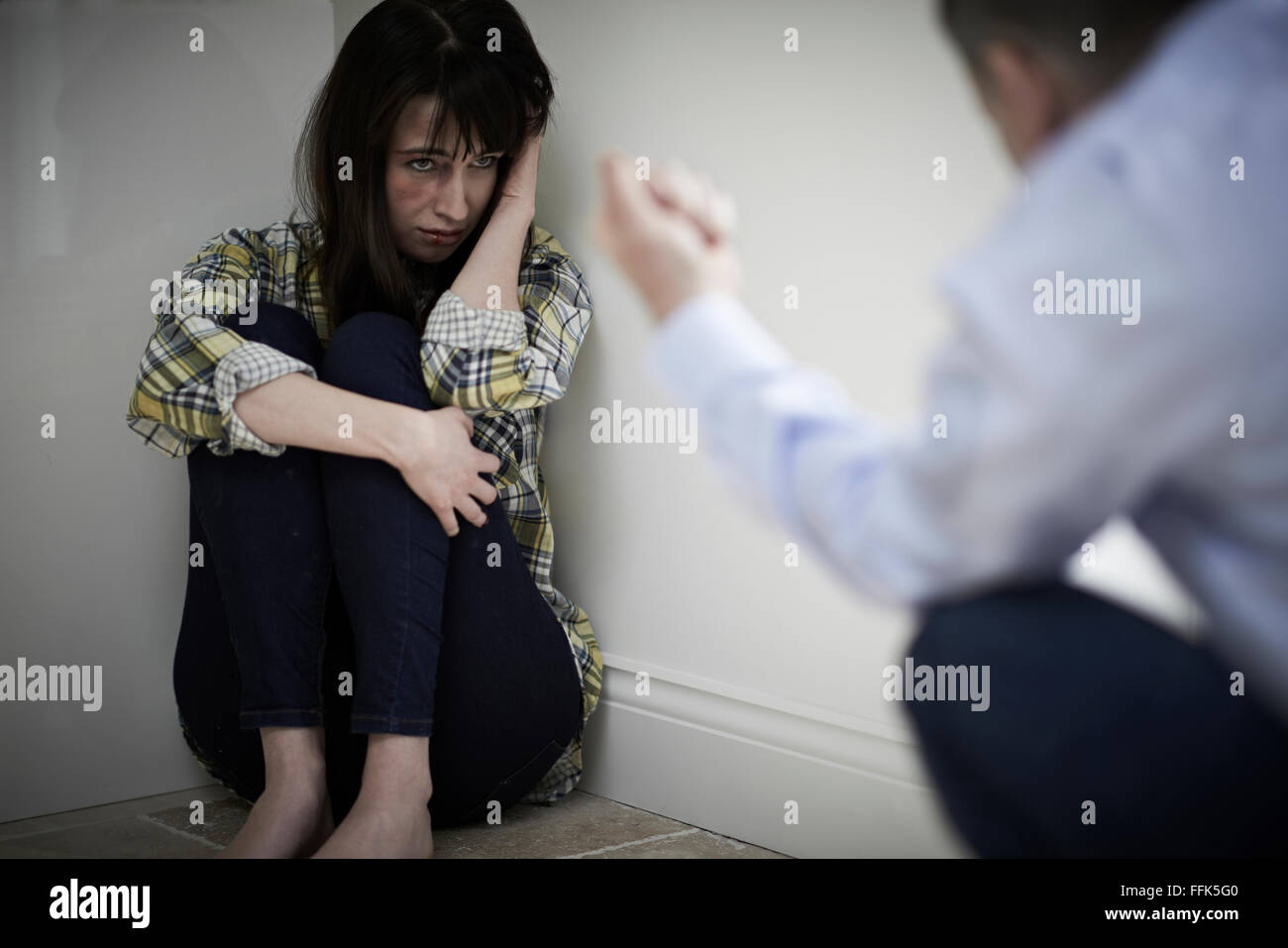 Vittima di abuso domestico minacciata dall'uomo Foto Stock
