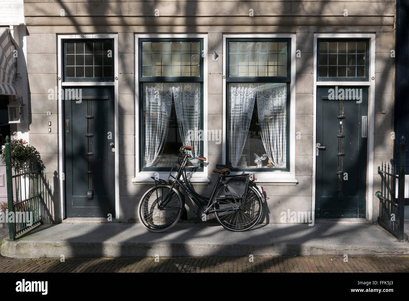 Fahrrad lehnt un Haus, Zierikzee, Provinz Seeland, Niederlande | bicicletta appoggiata sulla casa, Zierikzee, Zeeland, Paesi Bassi Foto Stock