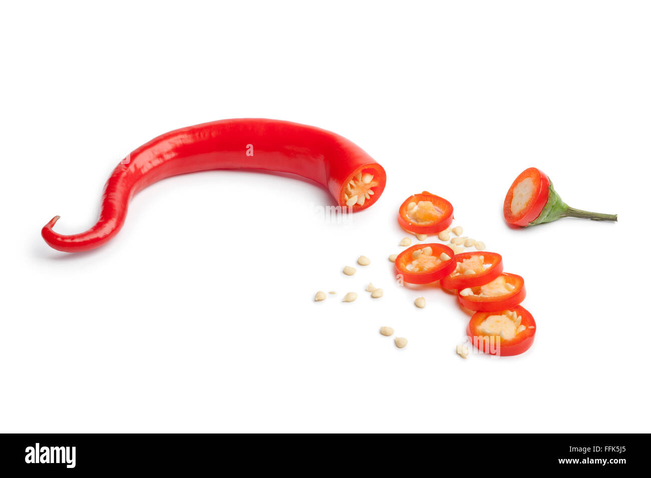 Dolce peperone rosso tagliato a fettine su sfondo bianco Foto Stock
