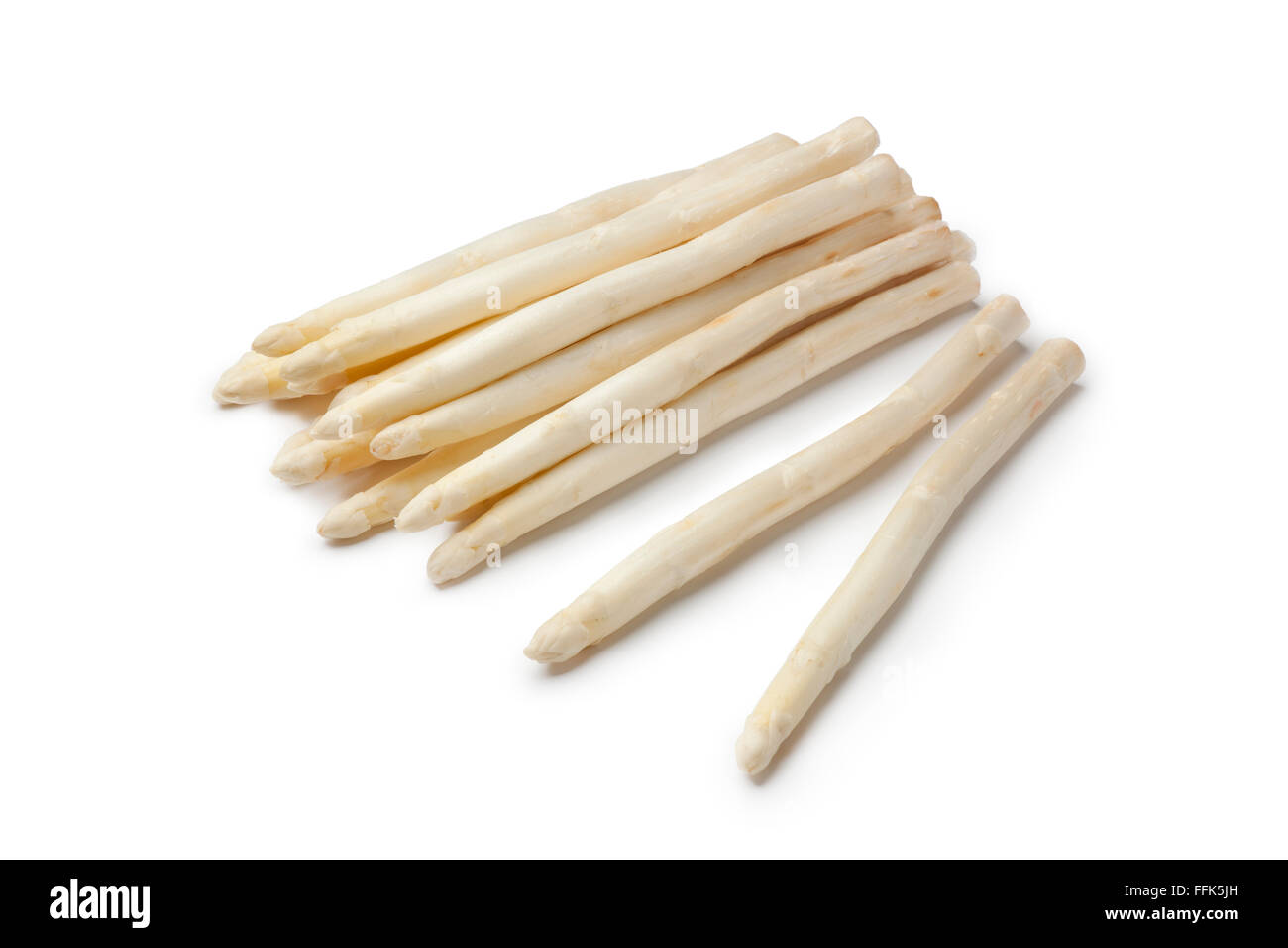 Freschi asparagi bianchi steli su sfondo bianco Foto Stock