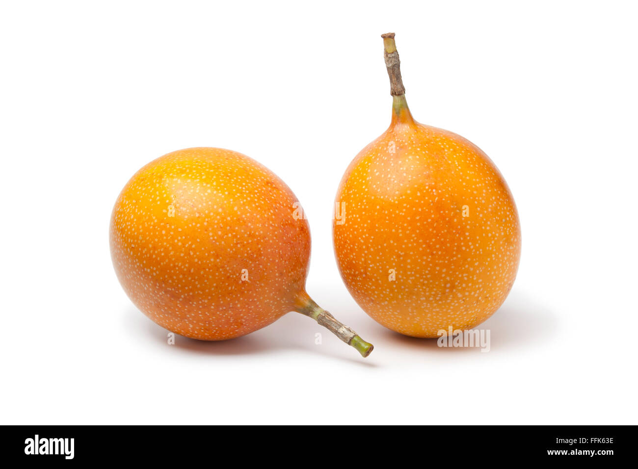 Tutta arancione frutto della passione isolati su sfondo bianco Foto Stock