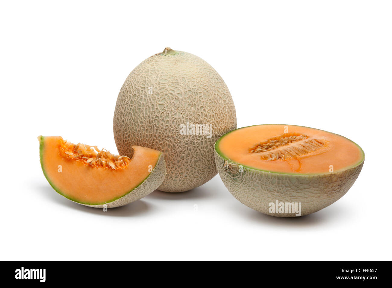Intero e fette di melone Cantalupo isolati su sfondo bianco Foto Stock