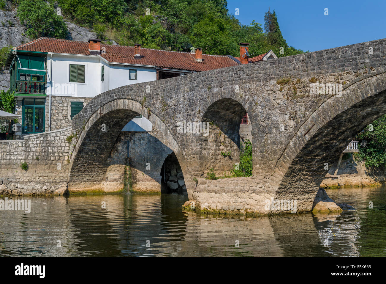 Il vecchio ponte del fiume Cernojevica Foto Stock