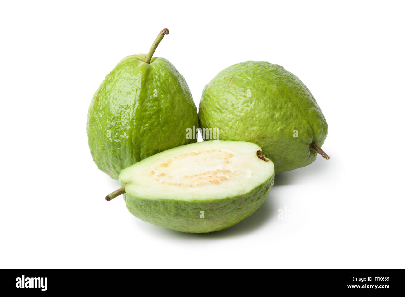 Intero e metà di guava fresco su sfondo bianco Foto Stock