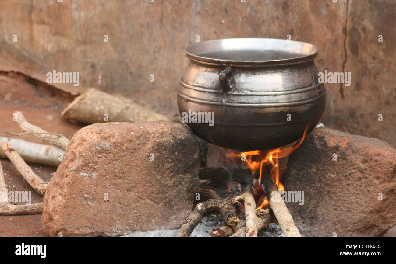 Africana tradizionale cucina outdoor area con paiolo di rame su fuoco di legno aperto, Benin Foto Stock