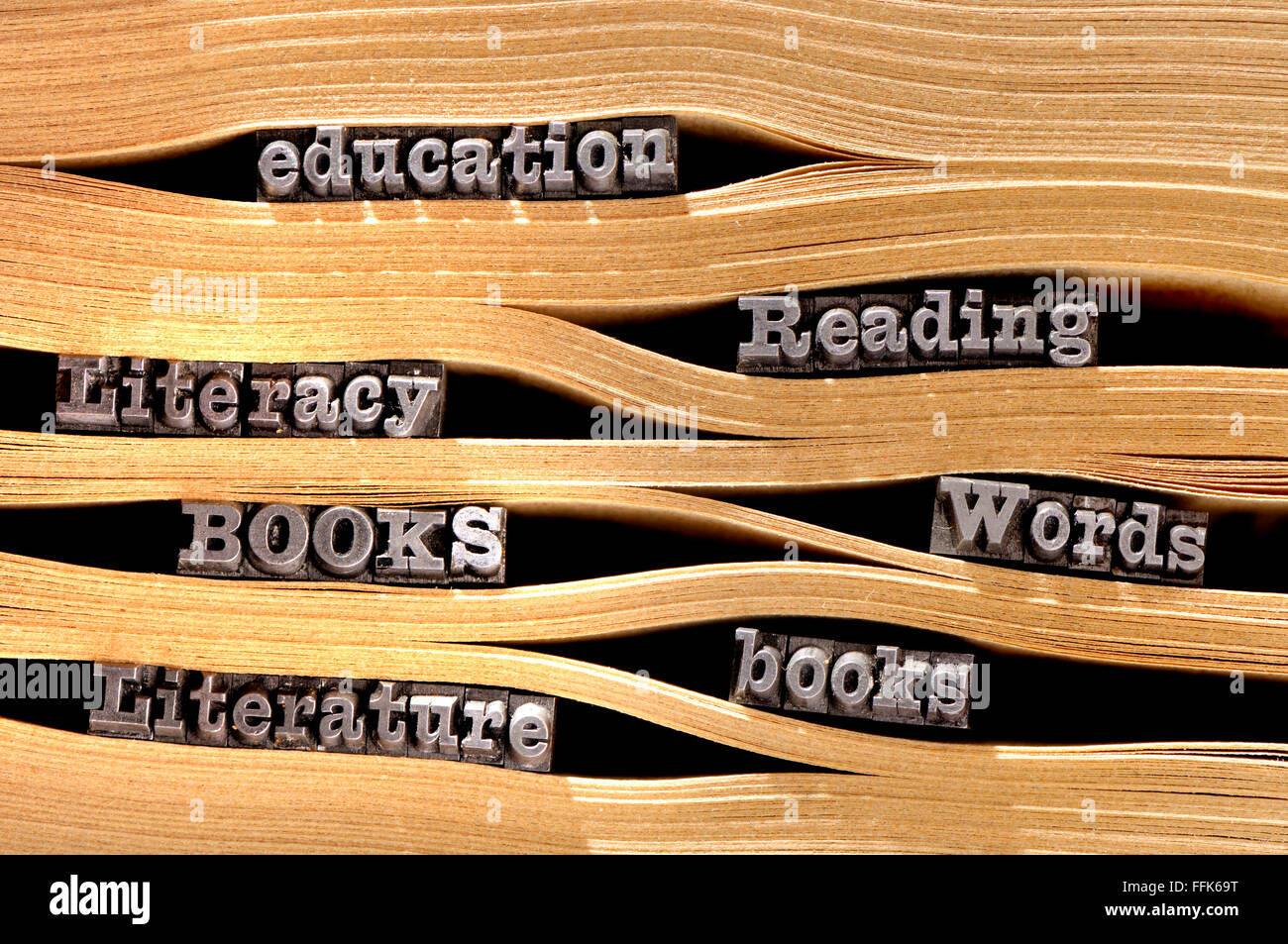 I caratteri di stampa in rilievo l'ortografia educative / parole di alfabetizzazione nelle pagine di un libro Foto Stock