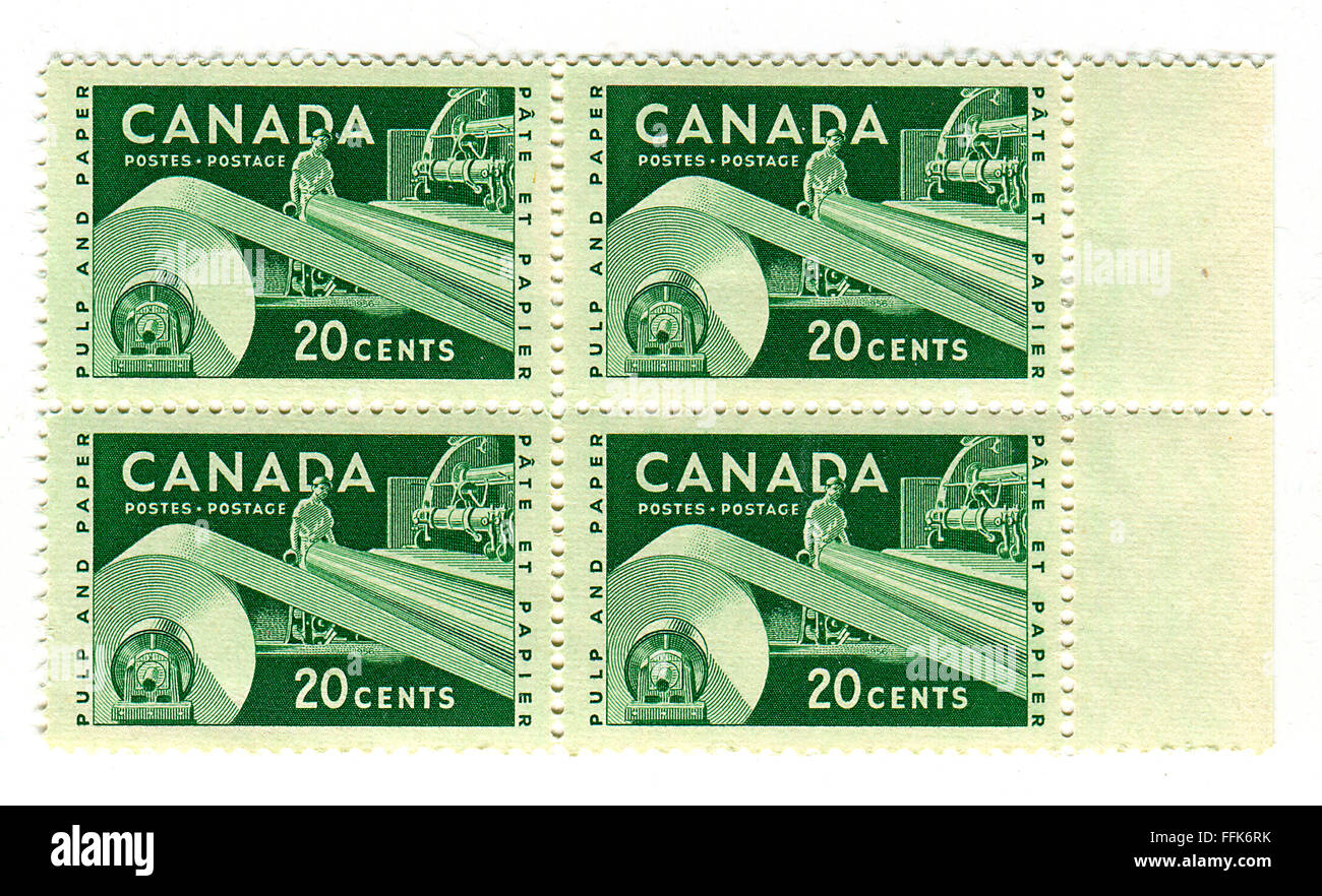 Un timbro stampato in Canada mostra immagine dell'industria della carta in Canada, circa nel 1960. Foto Stock