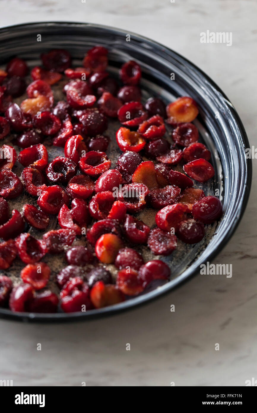 Le ciliegie con lo zucchero in una teglia, cherry clafoutis rendendo Foto  stock - Alamy