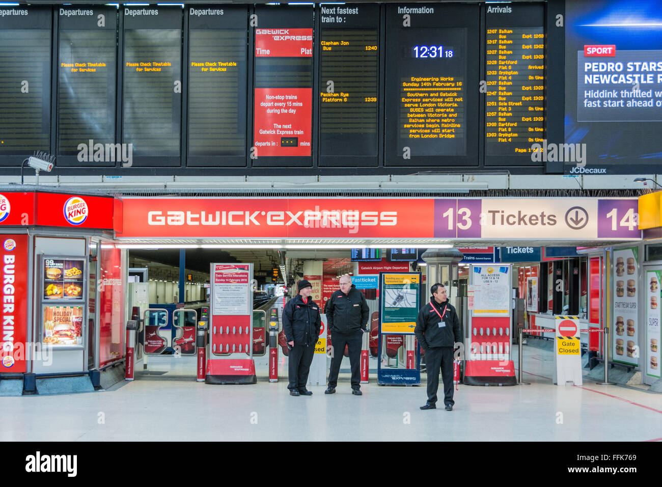 Gatwick Express - London Victoria station è una centrale di Londra capolinea dei treni e della metropolitana di Londra complessa Foto Stock