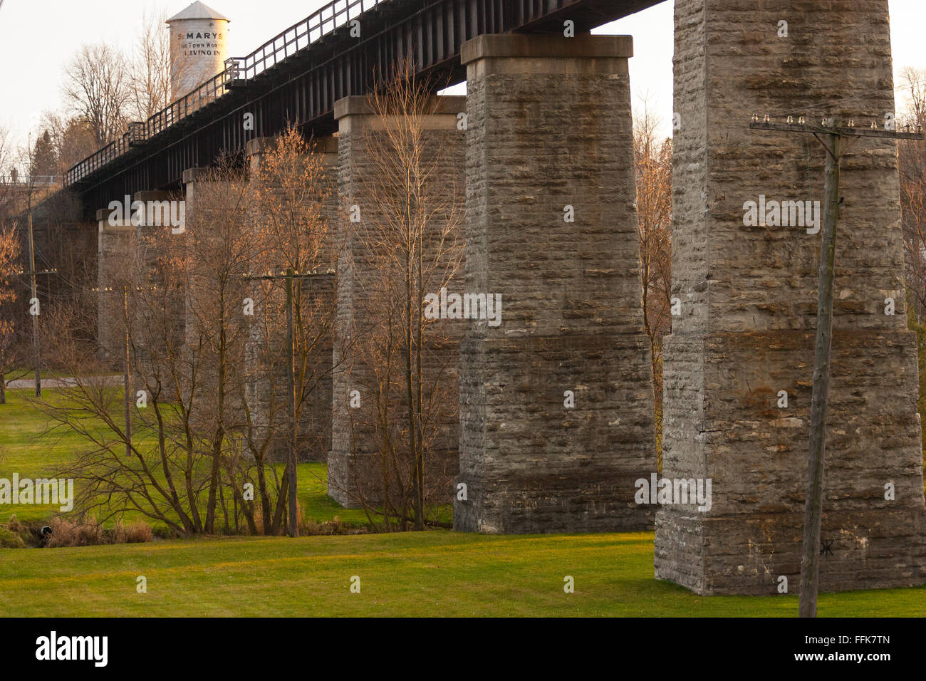 San Marys, Canada - 15 novembre 2011. Un traliccio ponte ferroviario e alla torre d'acqua. Foto Stock