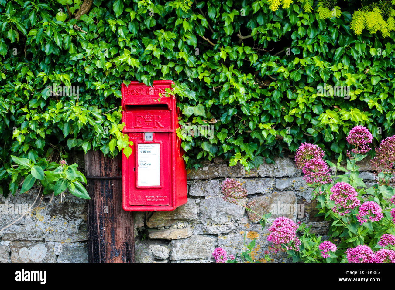 Vecchio rosso postbox, Carlton, Yorkshire Dales, Inghilterra Foto Stock