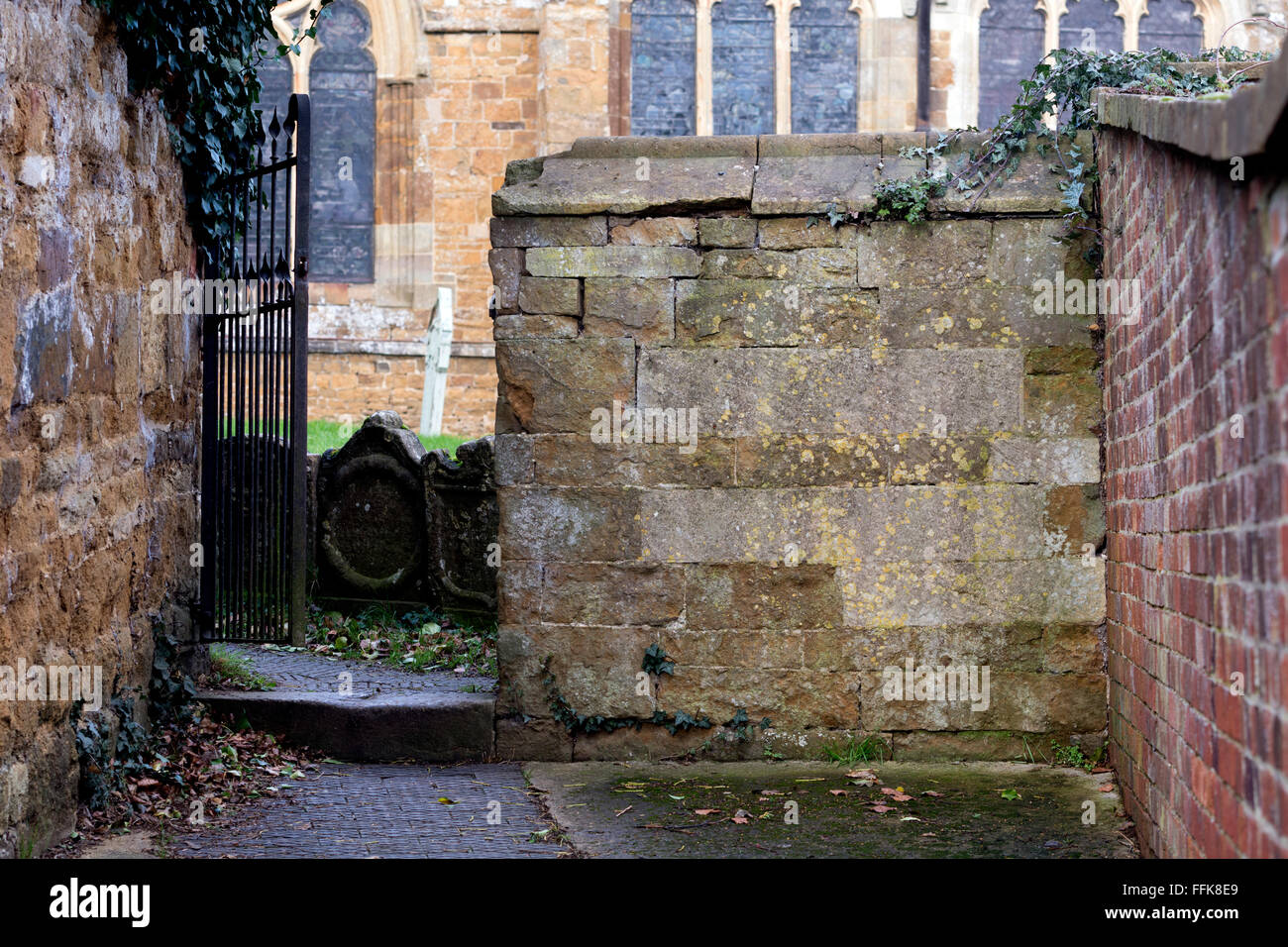 Buco infernale percorso e gate al sagrato, Cropredy, Oxfordshire, England, Regno Unito Foto Stock