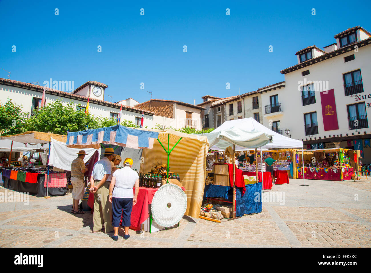 Medievale del mercato delle pulci nella piazza principale durante la Sagra delle ciliegie. Covarrubias, provincia di Burgos, Castilla Leon, Spagna. Foto Stock