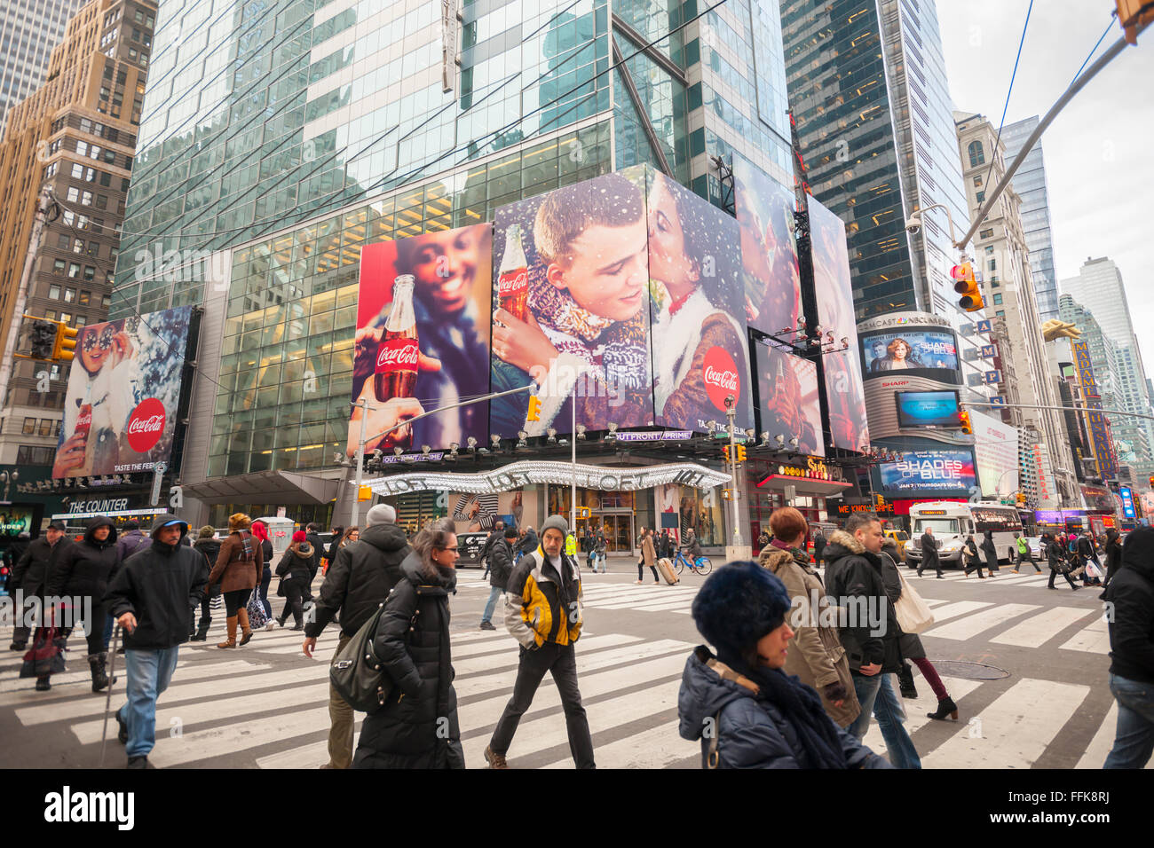 Un inverno a tema billboard Coca-Cola domina una Times Square intersezione in New York Martedì, 9 febbraio 2016. Quarto trimestre profitti per la Coca Cola rose nonostante un calo di Diet Coke vendite. Il volume globale è cresciuto come consumatori raggiunti per alternative più sane di soda. (© Richard B. Levine) Foto Stock