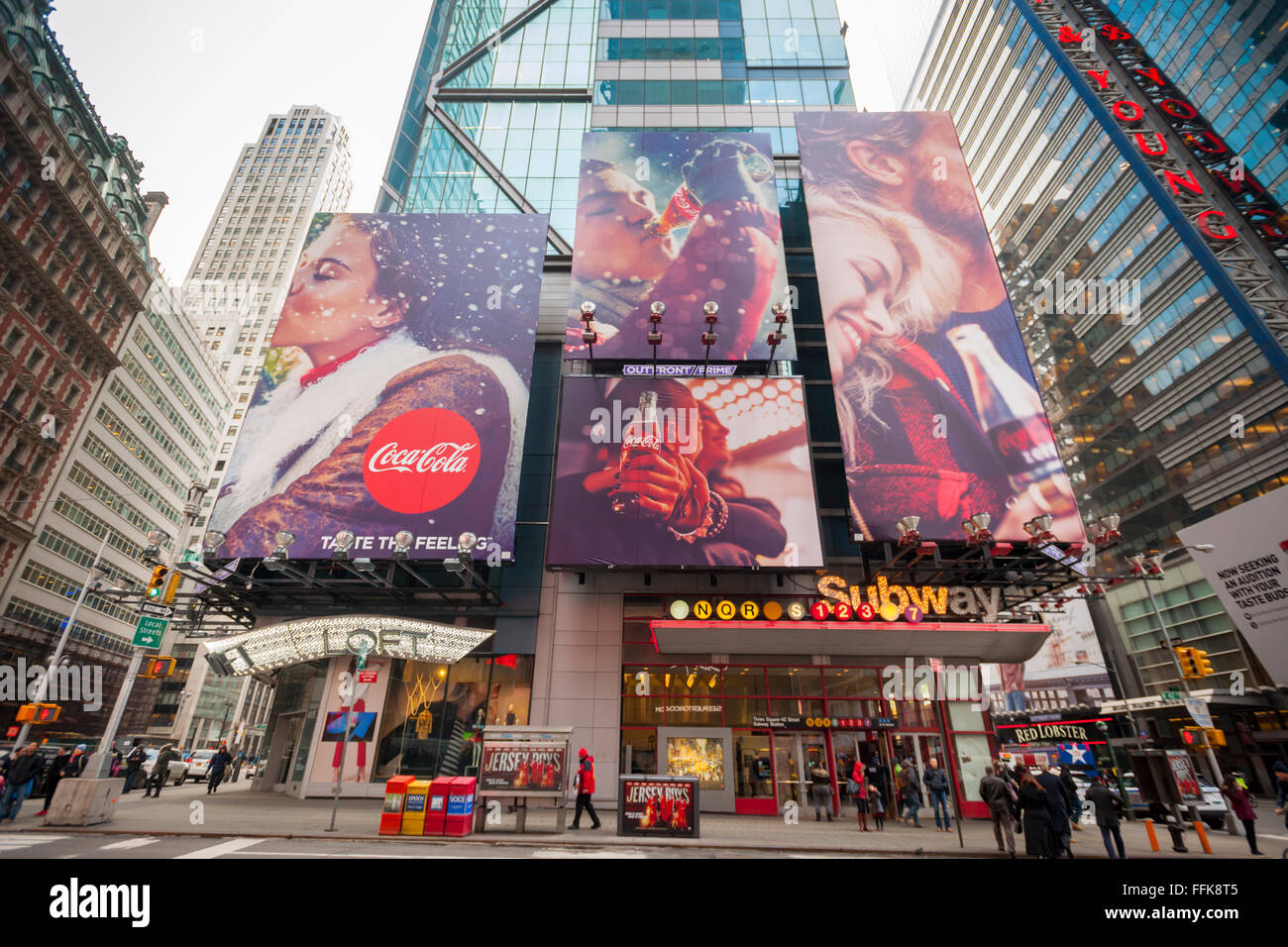 Un inverno a tema billboard Coca-Cola domina una Times Square intersezione in New York Martedì, 9 febbraio 2016. Quarto trimestre profitti per la Coca Cola rose nonostante un calo di Diet Coke vendite. Il volume globale è cresciuto come consumatori raggiunti per alternative più sane di soda. (© Richard B. Levine) Foto Stock