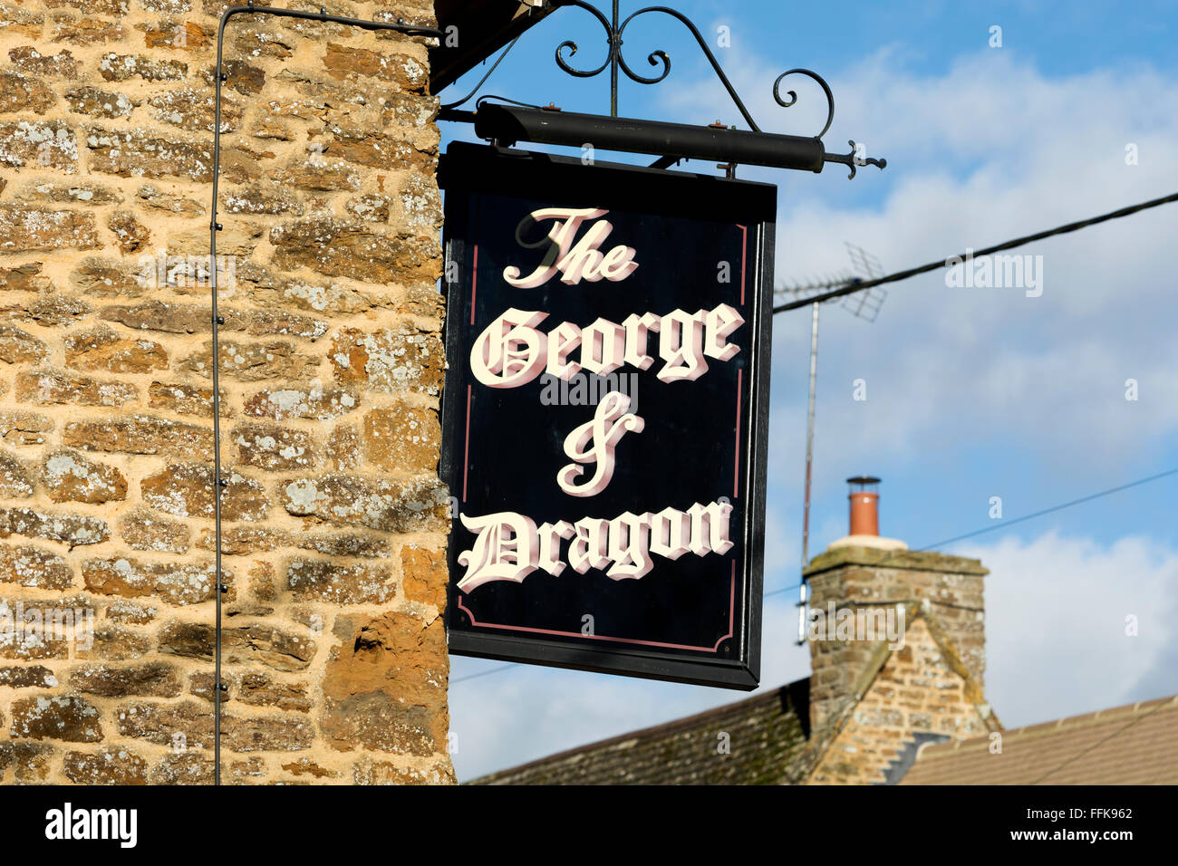 Il George and Dragon pub segno, Chacombe, Northamptonshire, England, Regno Unito Foto Stock