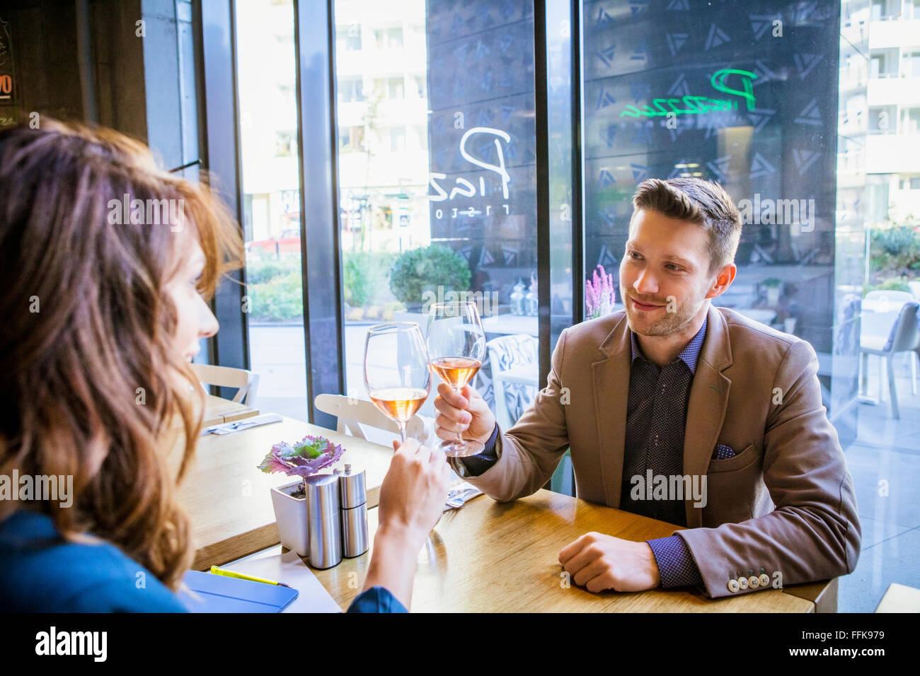 Accoppiare la tostatura con il vino al ristorante Foto Stock