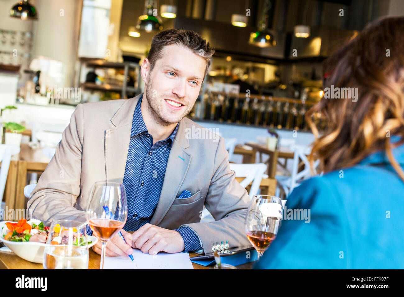 Metà adulto giovane a pranzo in un ristorante Foto Stock