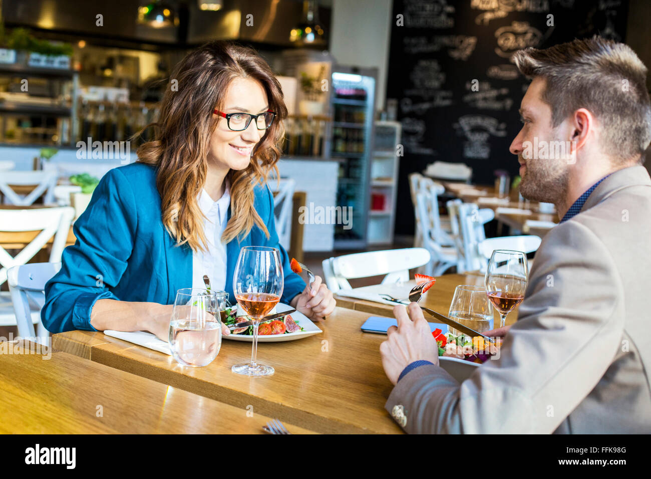 Metà adulto giovane a pranzo in ristorante Foto Stock