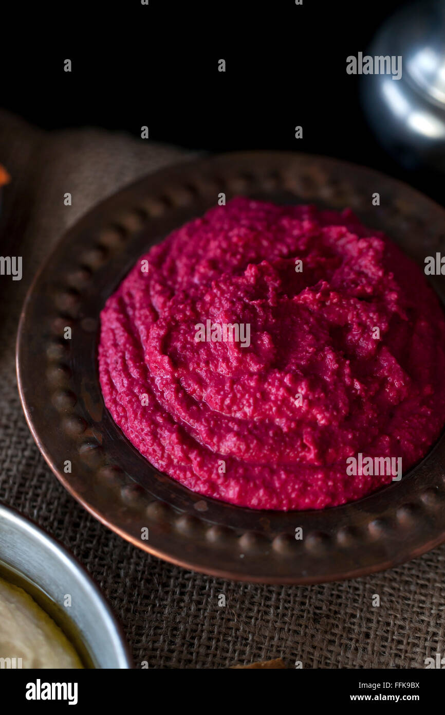 La barbabietola rossa hummus in una ciotola Foto Stock