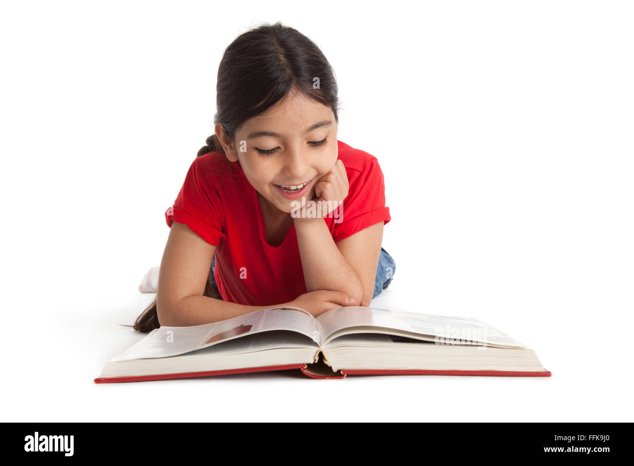 8 anno vecchia ragazza la lettura di un libro su sfondo bianco Foto Stock