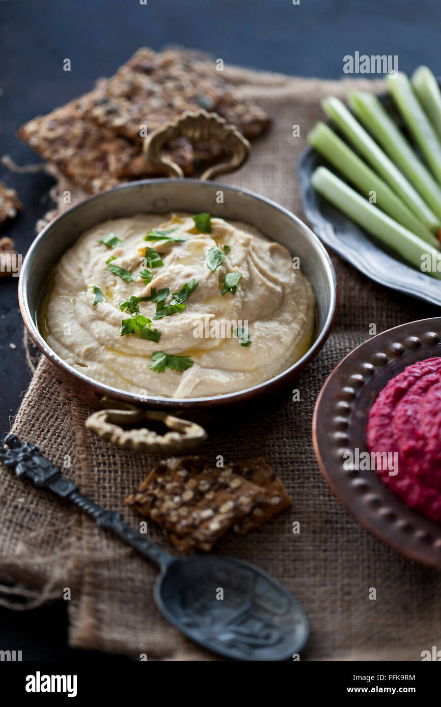 Hummus e barbabietola hummus con pane croccante, le carote e il sedano Foto Stock