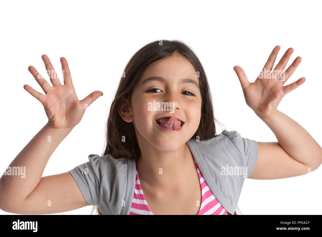 8 anno vecchia ragazza facendo si affaccia su sfondo bianco Foto Stock