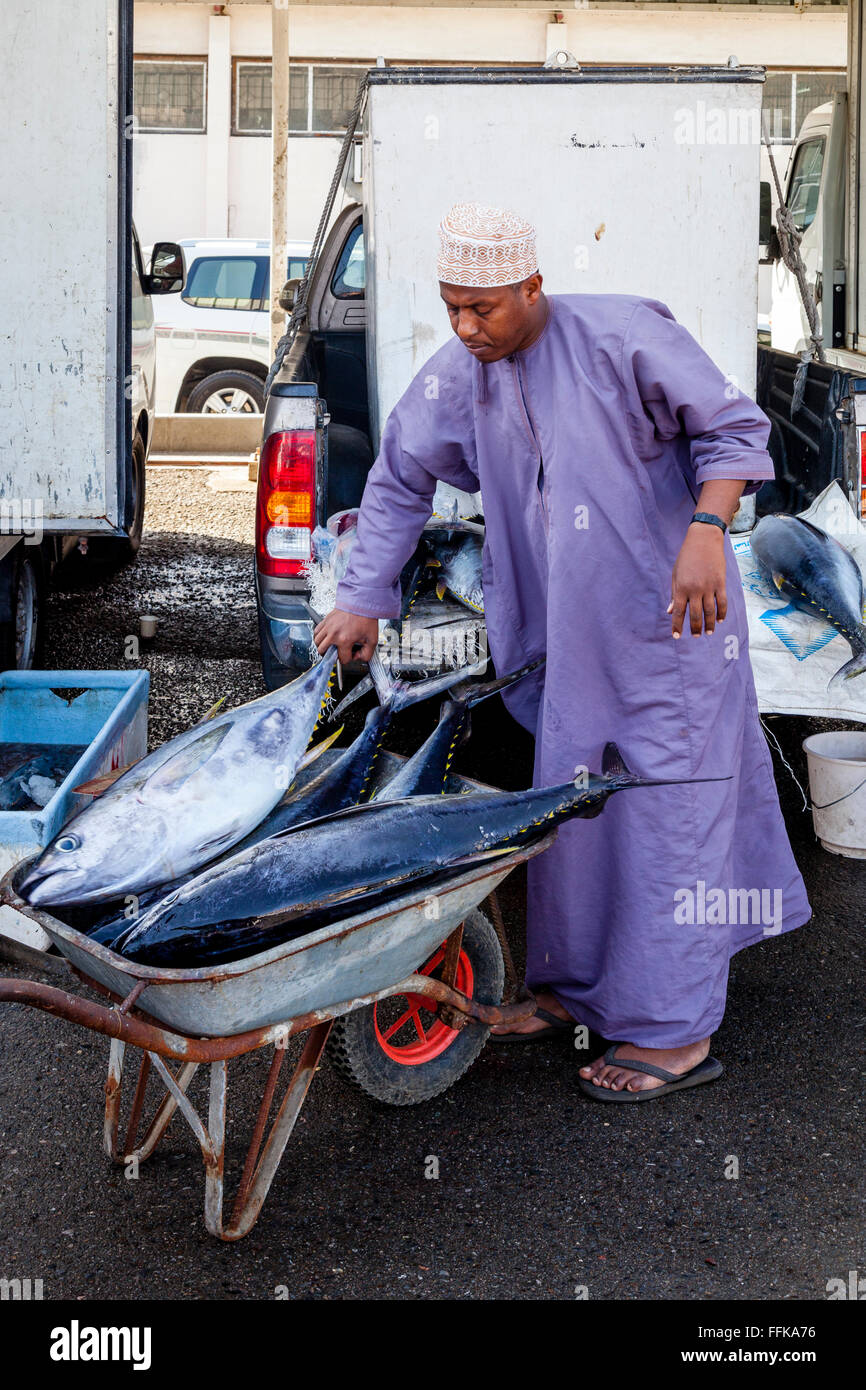 Pesce fresco di essere scaricati presso il Mercato del Pesce, Muttrah, Moscato, il sultanato di Oman Foto Stock