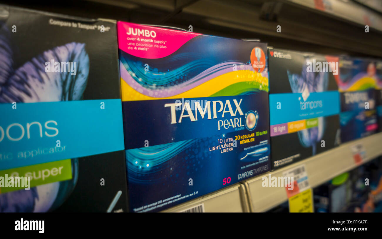 Pacchetti di Tampax assorbenti di marca su un ripiano di farmacia a New York il mercoledì 10 febbraio, 2016. Un progetto di legge che il suo modo attraverso il legislatore Utah eliminerebbe imposta sui tamponi e altri prodotti per l'igiene femminile. 40 membri attualmente imporre un'imposta sulla vendita di prodotti per l'igiene femminile e vi è anche un disegno di legge in esame in California per eliminare l'imposta. (© Richard B. Levine) Foto Stock