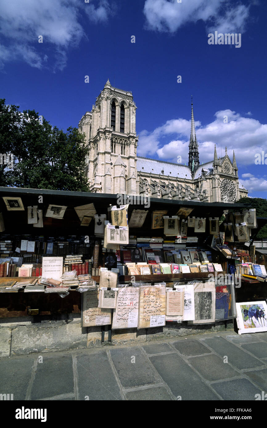 Parigi, libreria lungo l'argine della Senna e Notre Dame Foto Stock