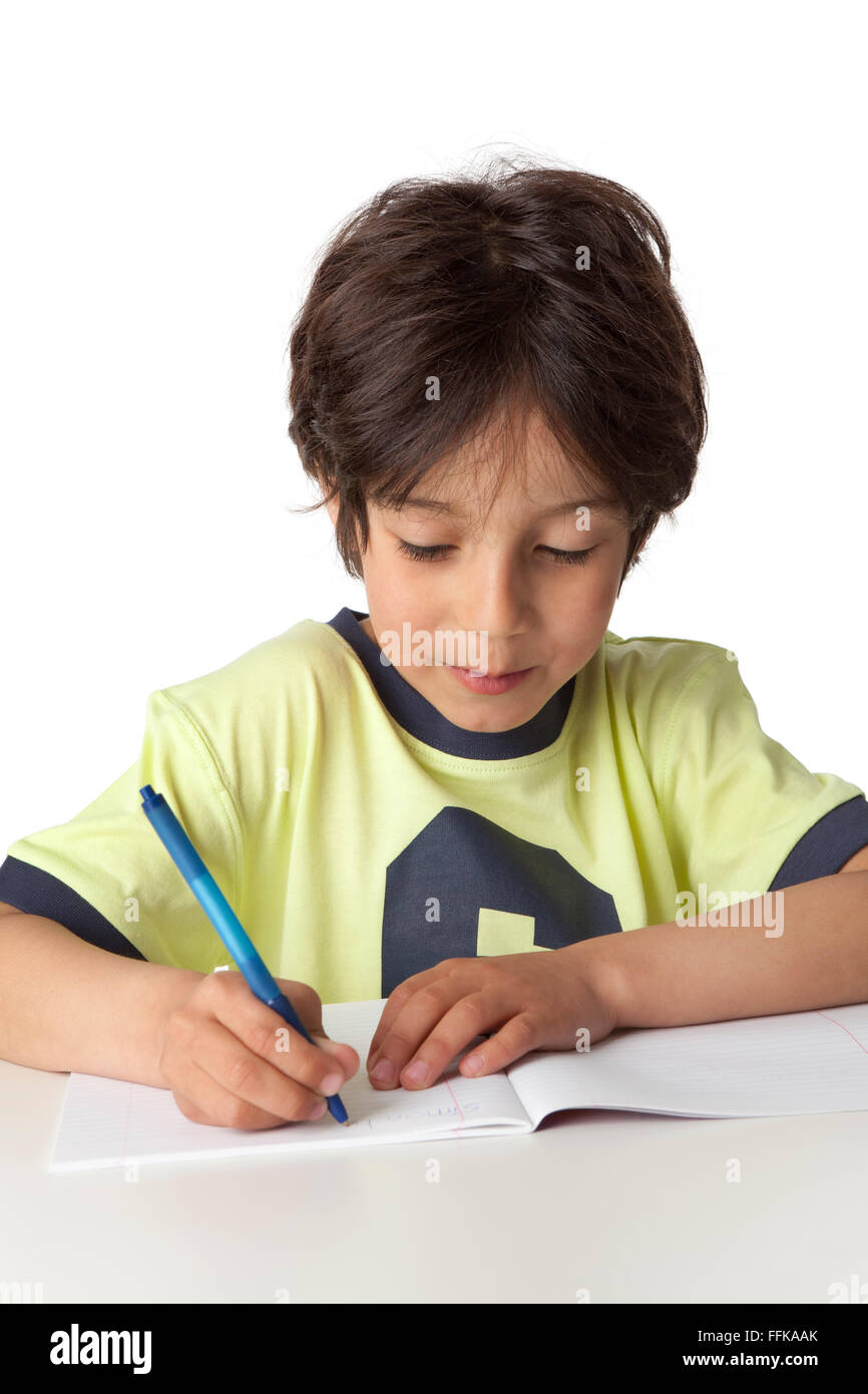 Little Boy è iscritto nel suo notebook su sfondo bianco Foto Stock